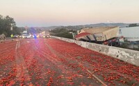 Nákladiak vysypal 150-tisíc paradajok, na diaľnici sa preto vybúralo 7 áut