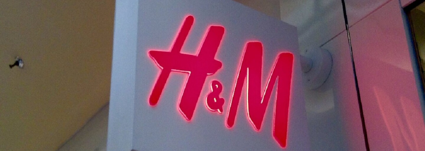 Namiesto fosílnych palív spaľujú Švédi oblečenie od H&M. Nepredajné kúsky sa menia na alternatívne palivo