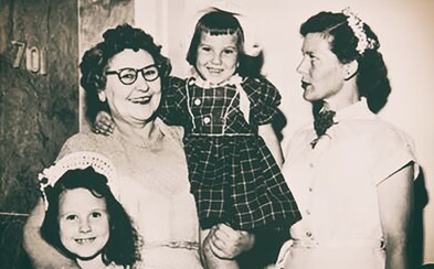 Nannie Doss, prezývaná ako Vysmiata Nannie, otrávila v priebehu desaťročí 11 členov svojej rodiny. Okrem iných aj dcéry či vnuka Nannie Doss, prezývaná ako Vysmiata Nannie, otrávila v priebehu desaťročí 11 členov svojej rodiny. Okrem iných aj dcéry či vnuka