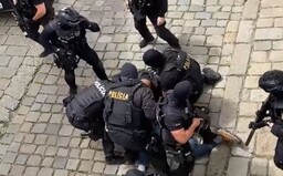 Nejprve křičel „Allahu Akbar“ a provokoval policisty, pak naříkal bolestí. Prohlédni si celý zásah proti ozbrojenému muži