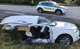 Náraz pri Trnave roztrhol Octaviu na dva kusy. V plnej rýchlosti ju zrámoval kamión, ktorý už nemal kam uhnúť