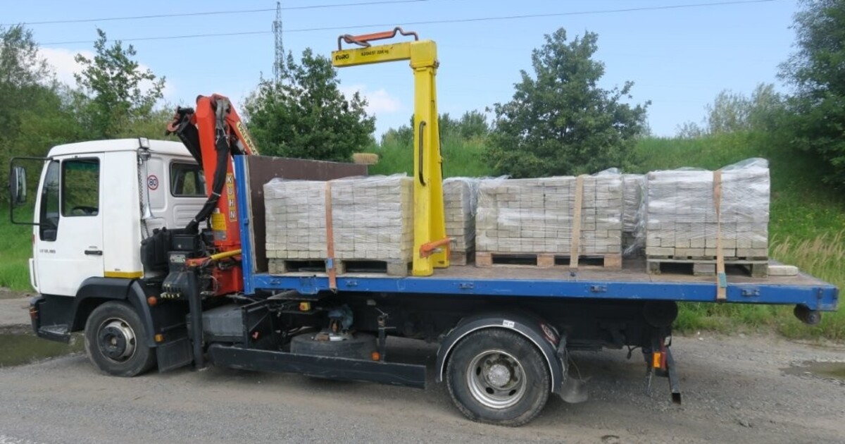 Tragédie na Českolipsku: Z projíždějící dodávky spadly dlažební kostky a zabily chodce