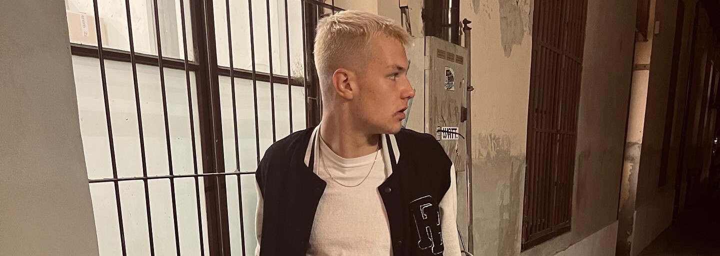 Narodil jsem se jako naděje, že máma přestane brát piko. Young Čáp o chudobě, pouliční realitě a snu živit se hudbou