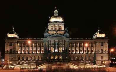 Národní muzeum konečně shodí nevzhlednou reklamní plachtu. Po roce se odhalí ve své původní kráse Národní muzeum konečně shodí nevzhlednou reklamní plachtu. Po roce se odhalí ve své původní kráse