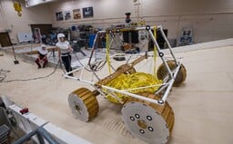 NASA otestovala robota, ktorý bude na Mesiaci hľadať vodu