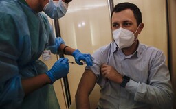 Naše vakcína dokáže ukončit celou pandemii, prohlásil šéf firmy BioNTech. První pacienti ji mají dostat v prosinci
