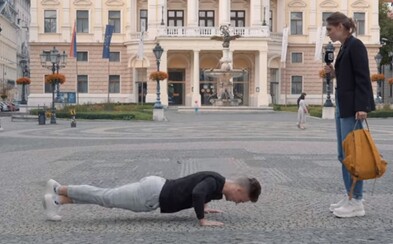 Našej Barbore sa nedá povedať nie. Stojky na rukách, či nohy za hlavou - aj to dokázali mladí Bratislavčania v jej novej výzve Našej Barbore sa nedá povedať nie. Stojky na rukách, či nohy za hlavou - aj to dokázali mladí Bratislavčania v jej novej výzve