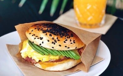 Našli sme burger, ktorý sa podáva na raňajky. Onedlho si ho budeš môcť objednať aj domov Našli sme burger, ktorý sa podáva na raňajky. Onedlho si ho budeš môcť objednať aj domov