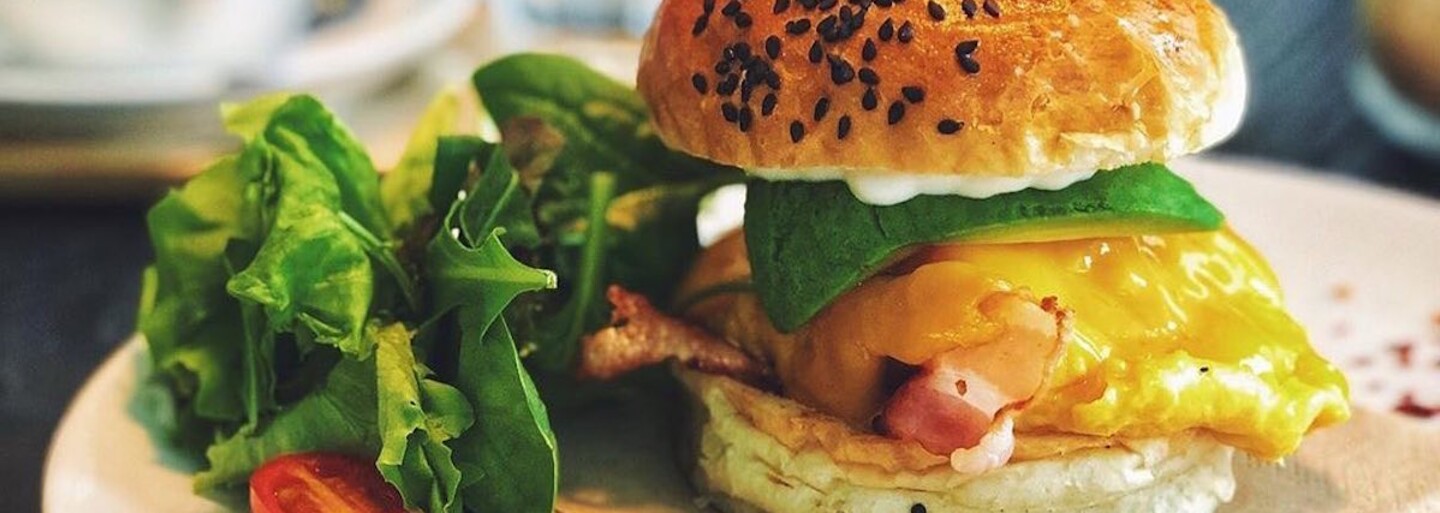 Našli sme burger, ktorý sa podáva na raňajky. Onedlho si ho budeš môcť objednať aj domov