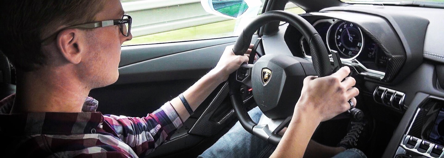 Natáčí a jezdí v supersportech a jeho úlovky sleduje celý svět. To je život nejúspěšnějšího automobilového YouTubera u nás (Rozhovor)