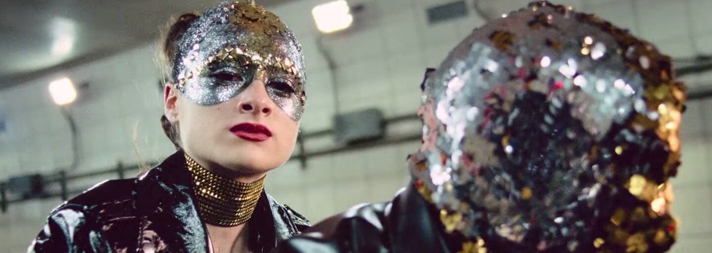 Natalie Portman je rebelskou popovou hvězdou ve Vox Lux, filmu plném bizarností a drog (Recenze)