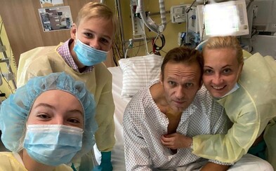Navalnyj zveřejnil první snímek od otravy novičokem Navalnyj zveřejnil první snímek od otravy novičokem