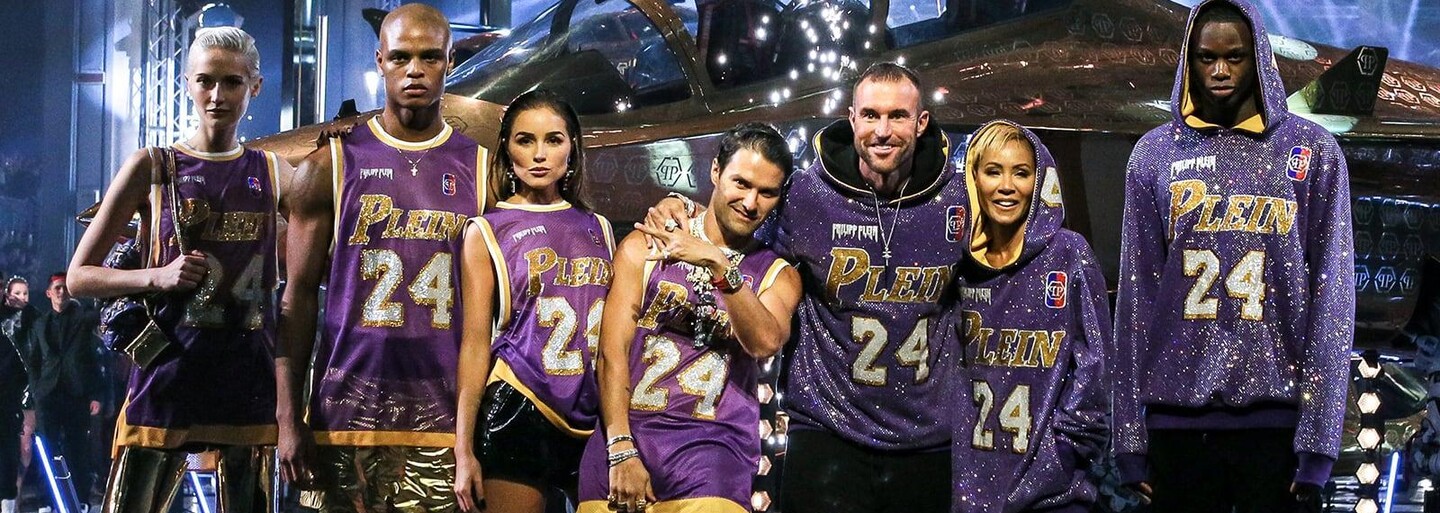 Návrhár Philipp Plein čelí ďalšiemu problému. Údajne skopíroval grafický motív zo spolupráce medzi Dior a Stüssy