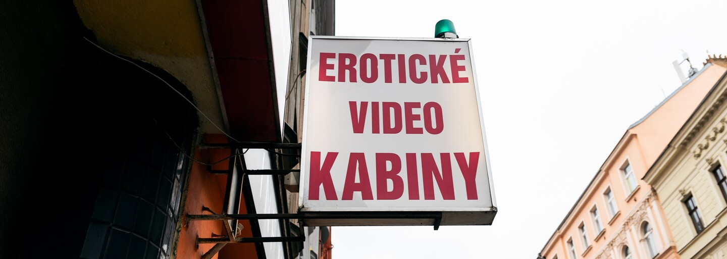 Navštívili jsme erotické videokabinky v Praze. Dýchly na nás devadesátky, cigaretový kouř a stará porno videa