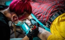 Navštívili sme 4 tetovacie štúdiá na východnom Slovensku. Frajerku pretetovávali na lebku, keď sa klient išiel oženiť s inou