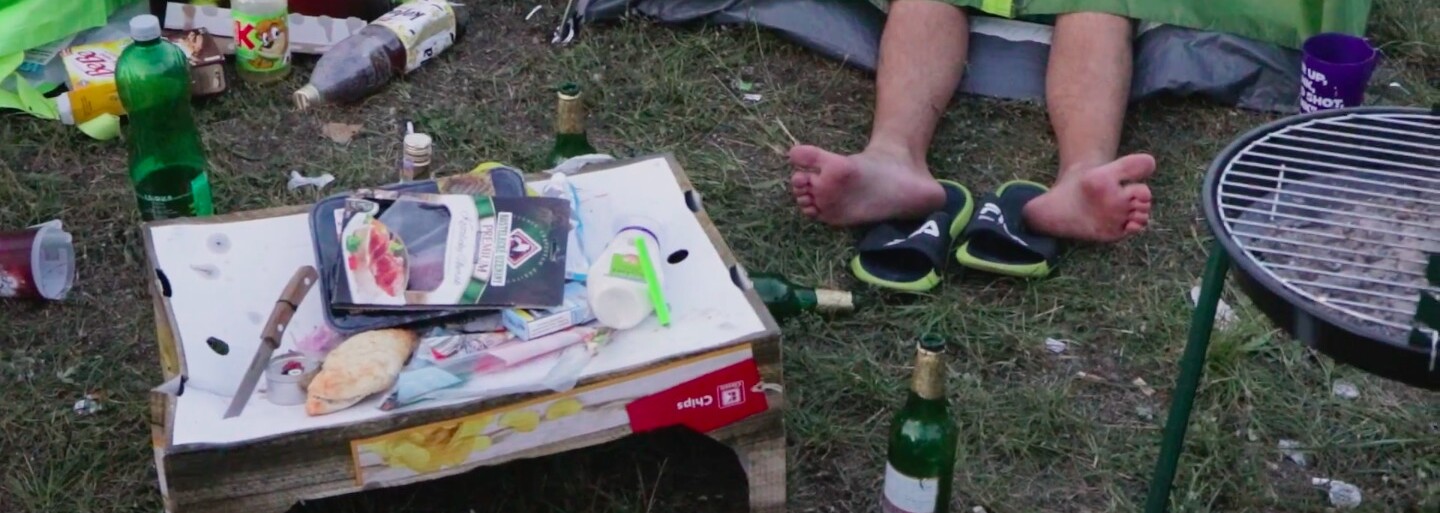 Navštívili jsme autonomní polské stanové město na Hip Hop Kempu. Zakázaným místem nás provedli jeho odvážní obyvatelé (Video)