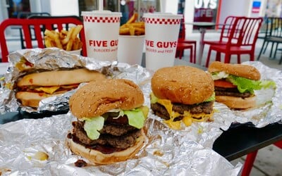 Navštívili sme Five Guys: Za menu zaplatíš štvornásobne viac ako v mekáči, a ak ti nechutí, môžeš si za to sám