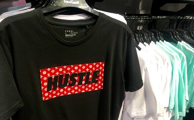 Navštívili sme predajne fast-fashion reťazcov v Bratislave. Kópie luxusných značiek sú na každom rohu Navštívili sme predajne fast-fashion reťazcov v Bratislave. Kópie luxusných značiek sú na každom rohu