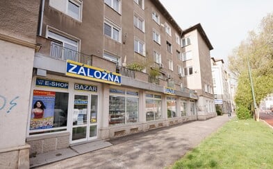 Navštívili sme záložňu, kde sa dá kúpiť rytierske brnenie, ale aj dvojmetrová socha Batmana. Ako celý biznis funguje? Navštívili sme záložňu, kde sa dá kúpiť rytierske brnenie, ale aj dvojmetrová socha Batmana. Ako celý biznis funguje?