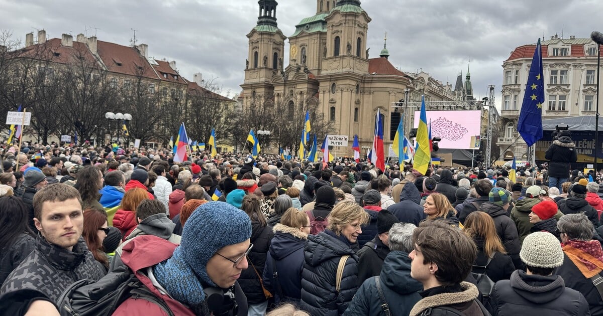 ŽIVĚ: „Je to i naše válka.“ Lidé si na Staroměstském náměstí připomínají čtyři roky války na Ukrajině