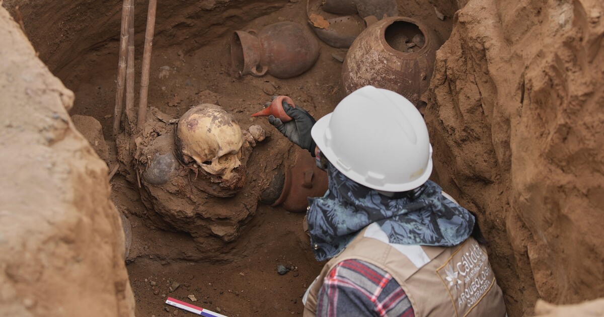 Fascinující objev: Dělníci v Peru při práci na potrubí našli více než 1000 let starou mumii