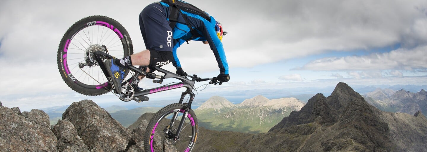 Nebojácný Danny MacAskill skáče po střechách na Kanárských ostrovech s kamerou na hlavě