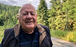 Nebyť ženy, ktorá im nosila 14 kilometrov v zime a v snehu jedlo, neboli by prežili, hovorí Slovák, ktorý prežil vojnu (Rozhovor)