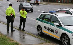 Necestujte do Nitry, vyzýva polícia. Od rána kontroluje vjazdy do mesta a pýta si od vodičov potvrdenia