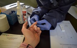Nechal jsem se v Brně otestovat na koronavirus. Dvě hodiny v řadě na slunci, nuda, a výsledek, který není úplně pozitivní