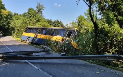 Neďaleko Trnavy havaroval autobus. Skončil v priekope a poškodené zvodidlá zablokovali hlavnú cestu