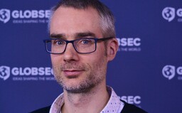 Nedivím sa, že 20% Slovákov verí čipovaniu vakcínami, keď veľa z nich popiera učivo základnej školy, tvrdí expert na dezinformácie