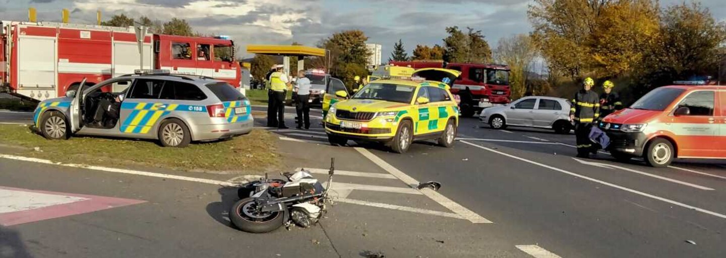 Nehoda na Chlumecku skončila smrtí motorkáře, silnice je uzavřená