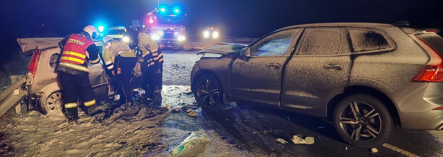 Nehoda na Novojičínsku: Jeden člověk přišel o život, další čtyři lidé utrpěli zranění