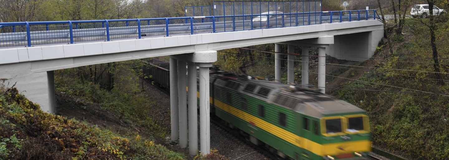Nehoda na Třebíčsku: Dva lidé se zranili po srážce auta s drezínou