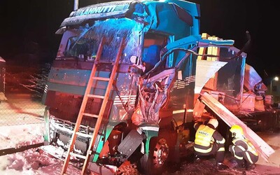 Nehoda Stonařov: Čelní náraz dvou kamionů si vyžádal dva zraněné
