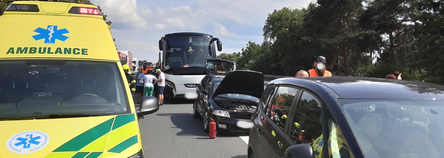 Nehoda u Mohelnice: S osobním autem se srazil autobus s téměř 50 dětmi