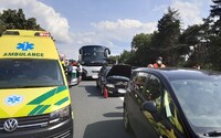 Nehoda u Mohelnice: S osobním autem se srazil autobus s téměř 50 dětmi