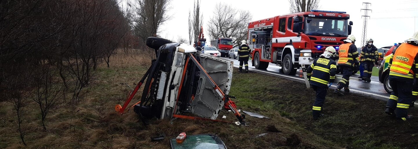 Nehoda Úvaly: Sanitka se srazila s autem, pět zraněných. U Příbrami vůz vyletěl ze silnice a k nehodě došlo i u Rakovníka