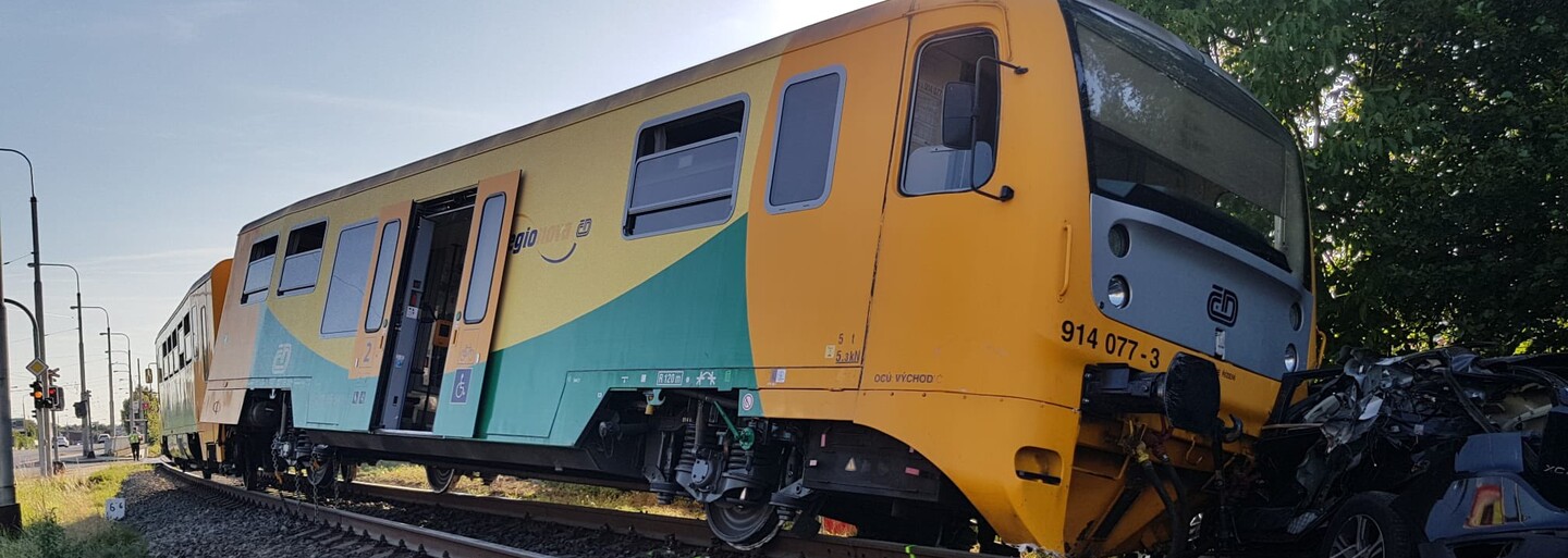 Nehoda ve Zlíně: Vlak se na přejezdu bez závor střetl s automobilem, jeden člověk zemřel