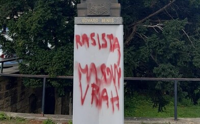 Někdo posprejoval sochu Edvarda Beneše na Pražském hradě nápisy „rasista“ a „masový vrah“ Někdo posprejoval sochu Edvarda Beneše na Pražském hradě nápisy „rasista“ a „masový vrah“