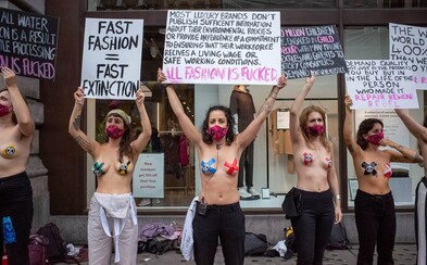 Nekupujem tento bullsh*t, radšej budem nahá. Protestujúce ženy obsadili obchod reťazca H&M Nekupujem tento bullsh*t, radšej budem nahá. Protestujúce ženy obsadili obchod reťazca H&M