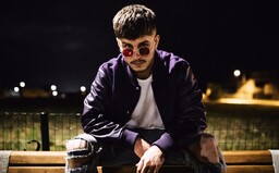 Nemá tetovanie na tvári a neberie piko. Počúvaj debut Slováka, ktorého experimentálna tvorba má svetové ambície