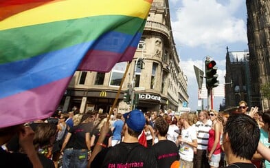 Německo schválilo legalizaci homosexuálních manželství. Dvojice stejného pohlaví si díky tomu budou moci i adoptovat děti Německo schválilo legalizaci homosexuálních manželství. Dvojice stejného pohlaví si díky tomu budou moci i adoptovat děti