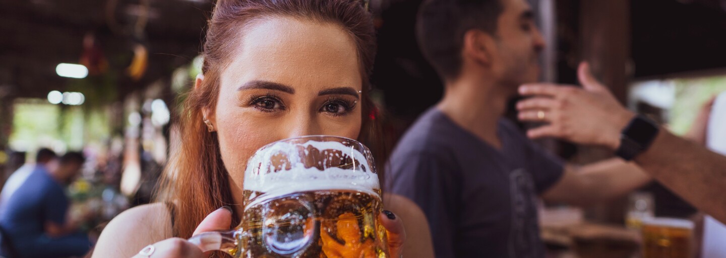 Německý pivovar vytvořil první práškové pivo na světě. Prý chutná jako plzeň