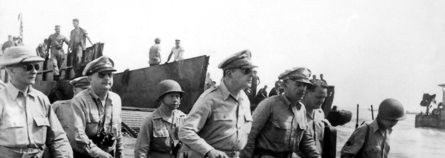 Nemeckým vojakom bolo do plaču, keď videli teror v koncentračných táboroch. Svetoznáma fotografia zobrazuje znechutené tváre