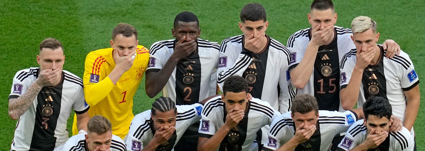 Němečtí fotbalisté protestovali v Kataru. Před zápasem s Japonskem si zakryli ústa