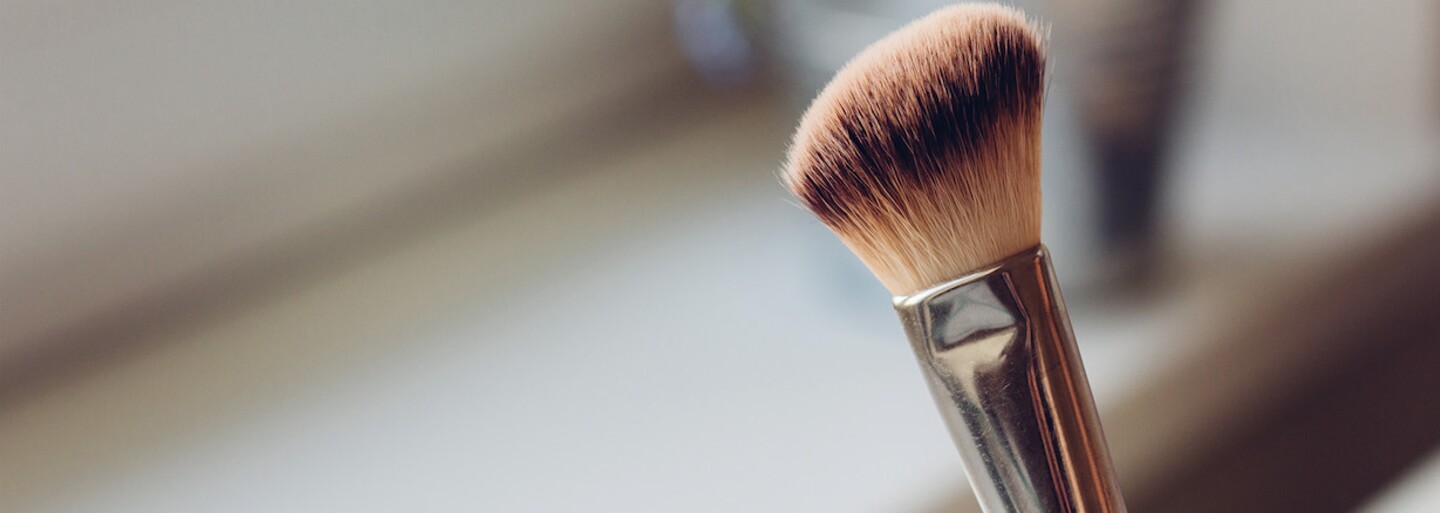 Nenalíčená radšej nejdeš ani vyniesť smeti? Akné nie je koniec sveta, ale zle zvolený make-up ním môže byť