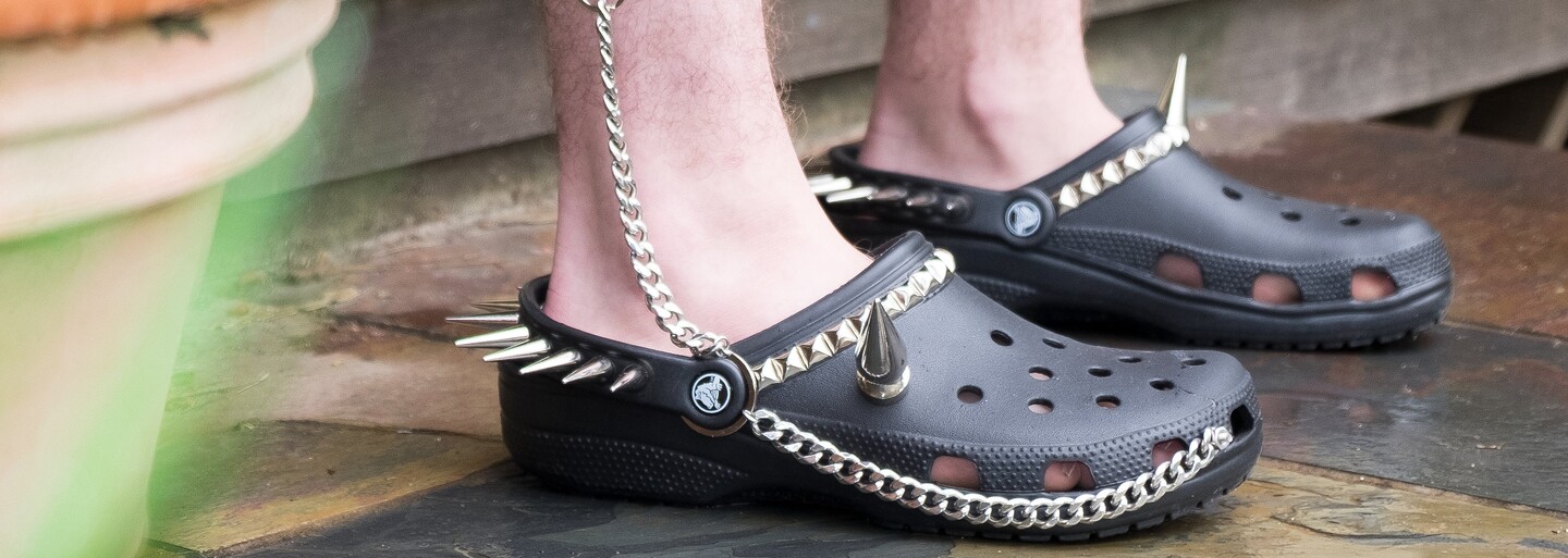 Nenáviděné Crocsy přicházejí v rockerské verzi. Za vybíjené krokodýlky s ostny a řetězy zaplatíš 6 tisíc korun
