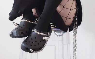 Nenáviděné Crocsy přicházejí v rockerské verzi. Za vybíjené krokodýlky s ostny a řetězy zaplatíš 6 tisíc korun Nenáviděné Crocsy přicházejí v rockerské verzi. Za vybíjené krokodýlky s ostny a řetězy zaplatíš 6 tisíc korun