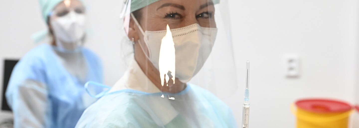 Neočkovaní šíria koronavirus trikrát viac než očkovaní, ukazuje nová štúdia